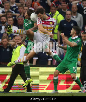 Jeff Hendrick (à gauche), en Irlande, et Charlie Mulgrew, en Écosse, se battent pour le ballon lors du match de qualification de l'UEFA European Championship au stade Aviva, à Dublin. Banque D'Images