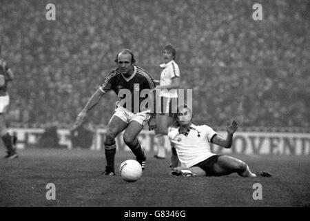 Glenn Hoddle de Tottenham Hotspur (r) braque la balle loin de L'Archie Gemmill de Nottingham Forest (l) Banque D'Images