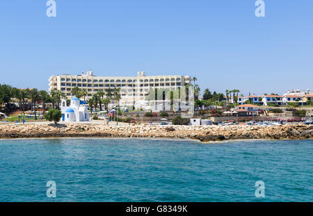 L'église Agios Nikolaos traditionnel et l'hôtel dans la région de Protaras, Paralimni, Chypre, l'église blanche Banque D'Images