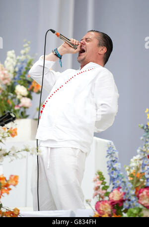 Mike Patton de Faith pas plus de représentation live le jour 2 du festival de téléchargement le 13 juin 2015 à Donnington Park, Royaume-Uni Banque D'Images