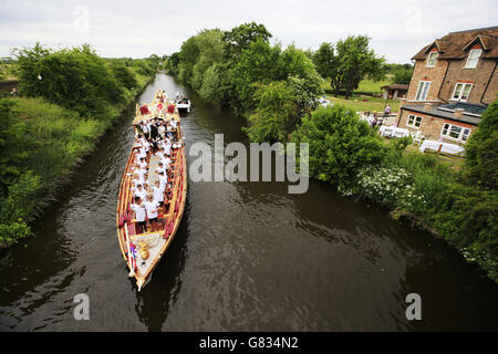 La Barge royale Gloriana sur la Tamise traverse l'ancienne écluse de Windsor pour marquer le 800e anniversaire de la fermeture de la Magna Carta. Banque D'Images