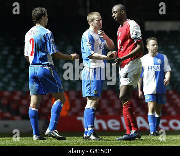 Le capitaine Andy Todd (C) de Blackburn Rovers se serre la main avec Arsenal capitaine Patrick Vieira à la fin de la demi-finale de la coupe FA Banque D'Images