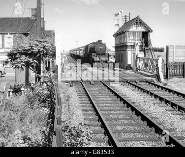 Classe B1 Thompson à la tête d'un train de voyageurs transmet un signal fort et un passage à niveau à un lieu inconnu de l'est de Banque D'Images