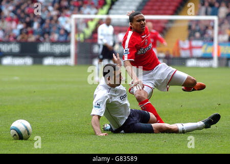 Soccer - FA Barclays Premiership - Charlton Athletic / Bolton Wanderers - The Valley.Jerome Thomas de Charlton Athletic s'est attaqué par Tal Ben Haim de Bolton Wanderers Banque D'Images