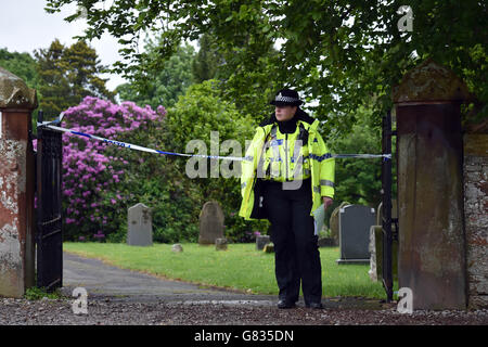 La police au cimetière d'Upperby à Carlisle, en Cumbria, après la découverte du corps de Jordan Watson, 14 ans, après une « attaque brutale et violente ». Banque D'Images