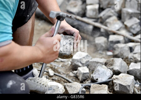 Plus de détails avec les mains d'un maçon travaillant avec cobblestone Banque D'Images