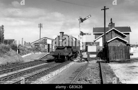 Lostock Gralam sur l'ancien chemin de fer du Comité Cheshire Lines avec un LNER classe O2 2-8-0 de franchir le signal. Banque D'Images