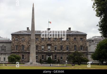 Un drapeau vole en Berne à Leinster House, Dublin, où la Dail est entrée en retrait pour marquer le respect des six étudiants qui ont été tués lors d'un effondrement de balcon aux États-Unis. Banque D'Images