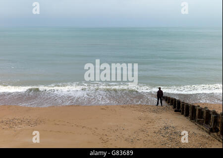 Homme seul debout sur la mer. Brighton, UK Banque D'Images