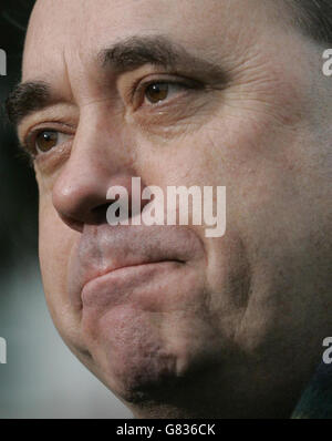 Alex Salmond, chef du Parti national écossais (SNP), sur la piste de campagne dans les îles occidentales. Banque D'Images