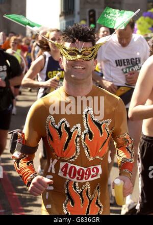 Marathon de Londres 2005. Des coureurs amusants traversent Tower Bridge. Banque D'Images