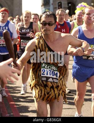 Marathon de Londres 2005. Des coureurs amusants traversent Tower Bridge. Banque D'Images