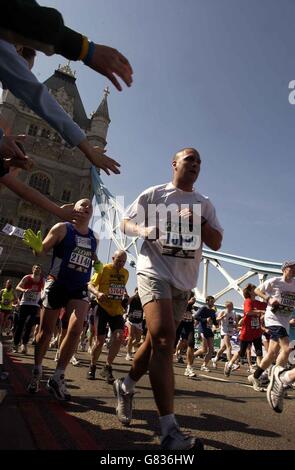 Marathon de Londres 2005. Des coureurs amusants traversent Tower Bridge. Banque D'Images