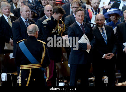 Le Premier ministre David Cameron (2e à droite) et Martin Schulz, président du Parlement européen (à droite) regardent le Prince de Galles (à gauche) à un service commémoratif pour le 200e anniversaire de la bataille de Waterloo à la cathédrale Saint-Paul de Londres. Banque D'Images