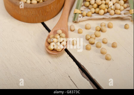 Les fèves de soja biologiques sur table en bois rustique closeup macro Banque D'Images