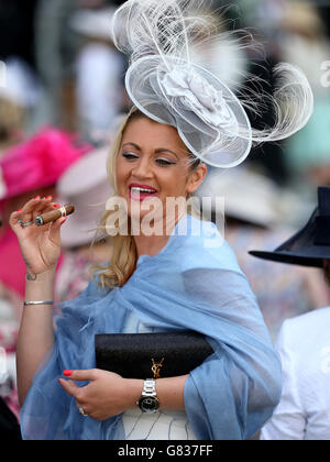 Un raton laveur aime un cigare pendant la Ladies Day, le troisième jour de la réunion royale d'Ascot de 2015 à l'hippodrome d'Ascot, dans le Berkshire. Banque D'Images