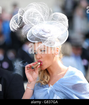 Un raton laveur aime un cigare pendant la Ladies Day, le troisième jour de la réunion royale d'Ascot de 2015 à l'hippodrome d'Ascot, dans le Berkshire. APPUYEZ SUR ASSOCIATION photo. Date de la photo: Jeudi 18 juin 2015. Voir PA Story RACING Ascot. Le crédit photo devrait se lire comme suit : David Davies/PA Wire. RESTRICTIONS : l'utilisation est soumise à des restrictions. , pas d'utilisation commerciale ou promotionnelle. Pas de ventes privées. Pour plus d'informations, appelez le +44 (0)1158 447447. Banque D'Images