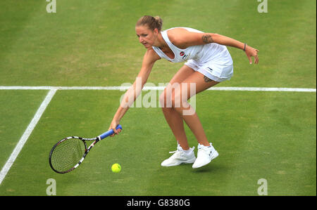 Tennis - 2015 AEGON Classic - 6e jour - Prieuré d'Edgbaston.Karolina Pliskova revient à Kristina Mladenovic au cours du sixième jour de la classique AEGON au Prieuré d'Edgbaston, à Birmingham. Banque D'Images