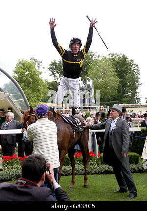 Jockey Frankie Dettori saute de l'Undraft après avoir gagné les enjeux du Jubilé de diamant pendant le cinquième jour de la réunion royale d'Ascot de 2015 à l'hippodrome d'Ascot, Berkshire. Banque D'Images