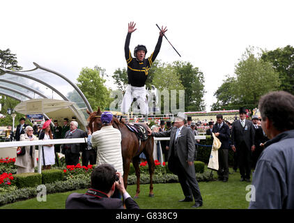 Jockey Frankie Dettori saute de l'Undraft après avoir gagné les enjeux du Jubilé de diamant pendant le cinquième jour de la réunion royale d'Ascot de 2015 à l'hippodrome d'Ascot, Berkshire. Banque D'Images