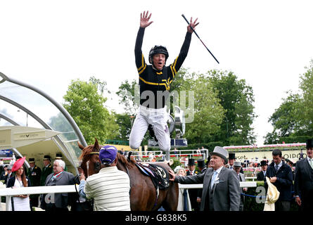 Jockey Frankie Dettori saute de l'Undraft après avoir gagné les enjeux du Jubilé de diamant pendant le cinquième jour de la réunion royale d'Ascot de 2015 à l'hippodrome d'Ascot, Berkshire. Banque D'Images