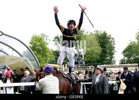 Jockey Frankie Dettori saute de l'Undraft après avoir gagné les enjeux du Jubilé de diamant pendant le cinquième jour de la réunion royale d'Ascot de 2015 à l'hippodrome d'Ascot, Berkshire. Banque D'Images