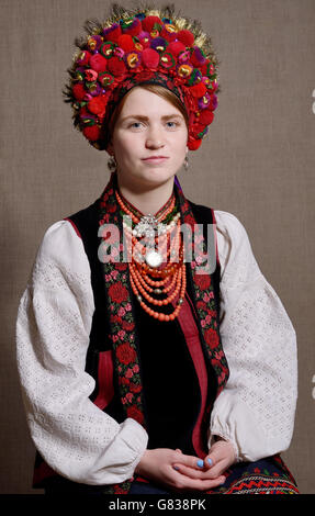 Dans l'Ukraine mariée costume national Banque D'Images