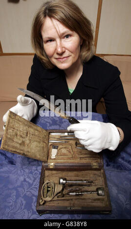 Carol Parry, conservatrice du Royal College of médecins and Surgery de Glasgow, détient l'un des instruments chirurgicaux utilisés par William Beatty, qui a eu tendance à mourir Lord Nelson à la bataille de Trafalgar. Le couteau fait partie d'une collection d'instruments médicaux utilisés par le chirurgien du HMS Victory qui se rentreront en mer une fois de plus pour les commémorations du bicentenaire de la bataille de Trafalgar. Banque D'Images