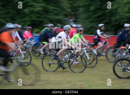 Les cyclistes se sont mis en route de Clapham Common à Londres lors du 40th London de la British Heart Foundation à Brighton Bike Ride. Banque D'Images