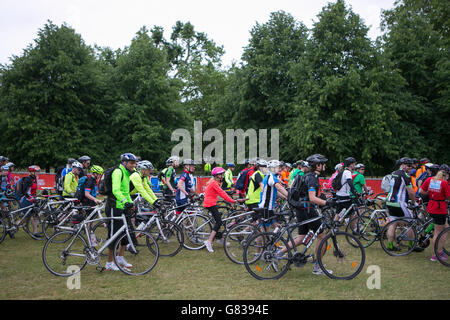 Les cyclistes se sont mis en route de Clapham Common à Londres lors du 40th London de la British Heart Foundation à Brighton Bike Ride. Banque D'Images