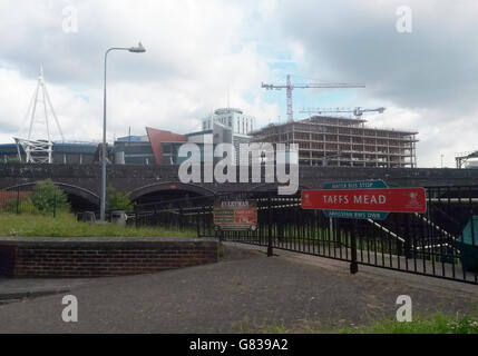 MEILLEURE QUALITÉ DISPONIBLE Une vue générale de Taffs Mead Embankment, Cardiff, comme la police sont appel pour la mère d'un bébé dont le corps a été récupéré de la rivière Taff pour venir en avant. Banque D'Images