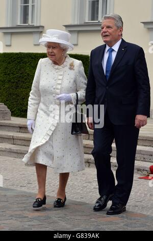 La reine Elizabeth II et le président fédéral allemand Joachim Gauck à sa résidence officielle de Berlin, le palais Bellevue, le premier jour complet de sa visite d'État en Allemagne. Banque D'Images
