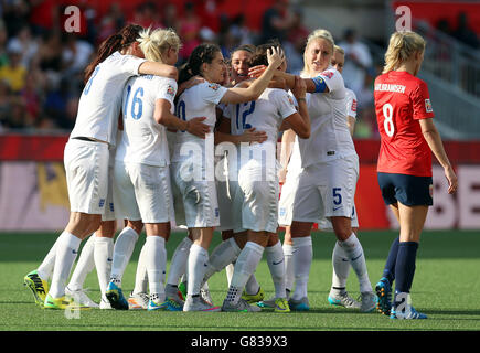 Lucy Bronze, en Angleterre, célèbre avec ses coéquipiers un but lors du match de la coupe du monde des femmes de la FIFA, Canada 2015 Round of 16 entre la Norvège et l'Angleterre au stade Lansdowne à Ottawa, Ontario, Canada. Banque D'Images