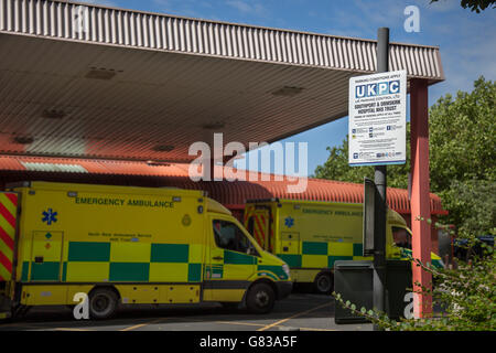 NHS Trust Southport et hôpital Formby, de l'information et de panneaux pour les frais de stationnement de l'hôpital, au Royaume-Uni. Banque D'Images