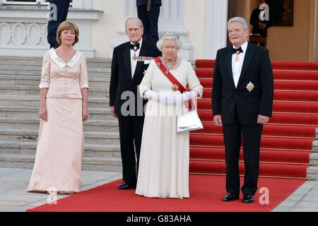 La reine Elizabeth II et le duc d'Édimbourg arrivent pour un banquet d'État organisé par le président Gauck (à droite) d'Allemagne avec sa partenaire Daniela Schadt (à gauche), au château de Bellevue à Berlin, le premier jour complet d'une visite de quatre jours en Allemagne. Banque D'Images