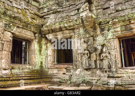 Angor Ta Prohm temple bouddhiste khmer ancien dans la jungle de la forêt. Célèbre monument, lieu de culte et des voyages touristiques populaires dest Banque D'Images