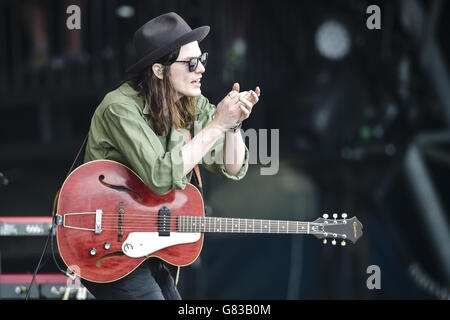 James Bay se produit sur la scène de la pyramide au Glastonbury Festival, à la ferme de la ville de Kellon Farm, dans le Somerset. Banque D'Images