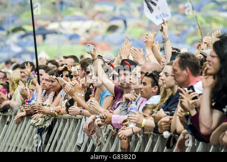 Les foules regardent des spectacles sur la scène Pyramid, le festival de Glastonbury. Banque D'Images