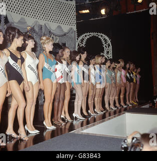 Les participants à la compétition Miss monde de 1966 sur scène à Londres. La finale a été remportée par Miss Inde, Reita Faria, qui a continué à utiliser son prix pour s'entraîner comme médecin. Banque D'Images