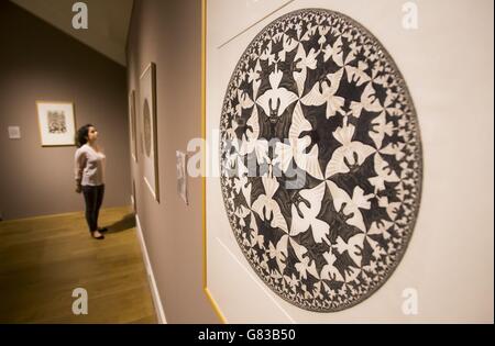 Adeline Amar, employée des National Galleries of Scotland, avec une œuvre de M.C. Escher en prévision d'une importante rétrospective des œuvres des artistes à la Scottish National Gallery of Modern Art à Édimbourg. Banque D'Images