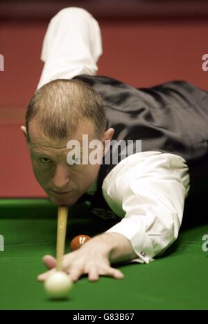 Snooker - Embassy World Championship 2005 - second tour - Steve Davis / Michael Holt - The Crucible. Steve Davis en action en Angleterre. Banque D'Images