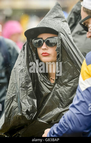 Festival de Glastonbury 2015 - jour 1.Le Festival se déroule sous la pluie au Glastonbury Festival, à la ferme de la ville de Kellon, dans le Somerset. Banque D'Images