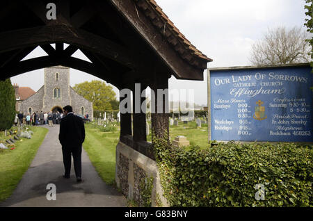 Les churchgoers quittent la messe, où des prières ont été dites pour les sorcdes d'Abigail victimes de coups de couteau. Banque D'Images