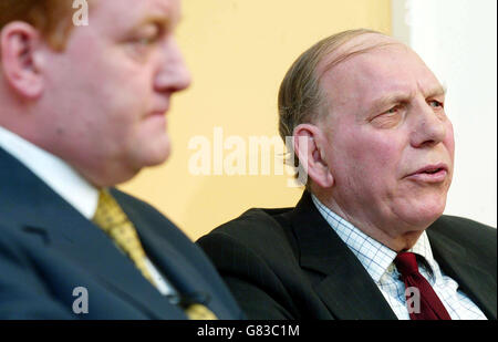 L'ancien député travailliste Brian Sedgemore (à droite) avec le chef libéral démocrate Charles Kennedy après que M. Sedgemore ait fait défection aux libéraux-démocrates à propos de la guerre en Irak. Banque D'Images