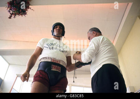 Boxe - World Heavyweight Title - Muhammad Ali v Brian London - Brian London Training - Pontins, Blackpool.Brian London ajuste ses gants avant d'entrer sur le ring pour une séance de sparring dans sa ville natale de Blackpool. Banque D'Images