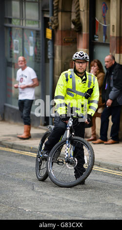 Un policier patrouillant sur une bicyclette à Selkirk dans les Scottish Borders. Banque D'Images