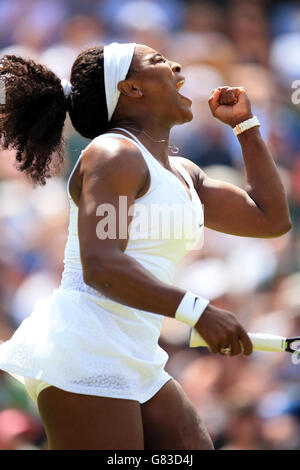 Serena Williams célèbre contre Margarita Gasparyan lors du premier tour de la coupe féminine lors du premier jour des championnats de Wimbledon au All England Lawn tennis and Croquet Club, Wimbledon. Banque D'Images