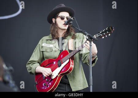 James Bay joue en direct sur la scène principale le 3 jour du Festival de l'île de Wight 2015, parc Seaclose, île de Wight Banque D'Images