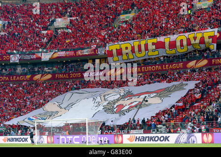 Football - UEFA Europa League - final - Dnipro Dnipropetrovsk / Sevilla - Stadion Narodowy. Les fans de Séville dans les stands tiennent une bannière Banque D'Images