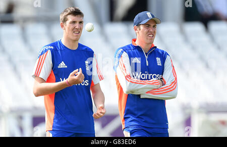 Cricket - Royal London One Day Series - Fourth One Day International - Angleterre v Nouvelle-Zélande - Angleterre nets et presse confiereJamie Overton (à droite), de l'Angleterre, passe devant son frère Craig, lors d'une session de filets à Trent Bridge, Nottingham. Banque D'Images